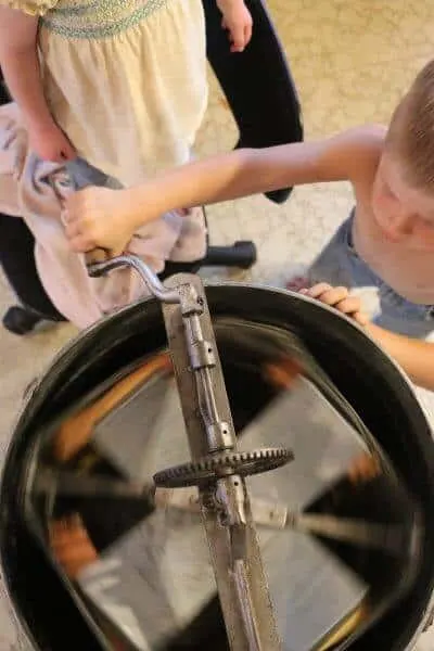 Extracting honey with a spinning honey extractor