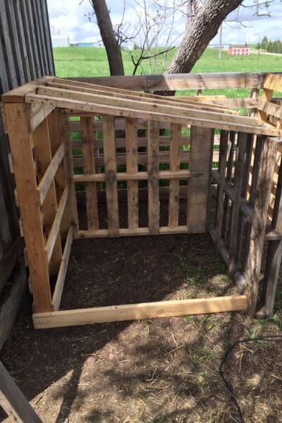 Pallet goat house bare structure
